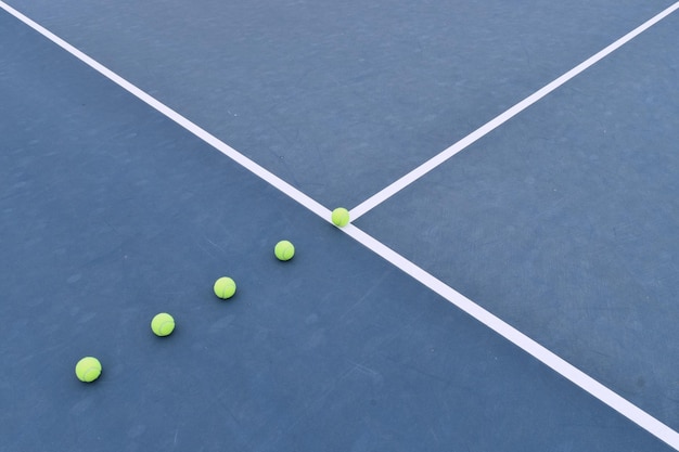 Vue à angle élevé des balles sur un terrain de tennis