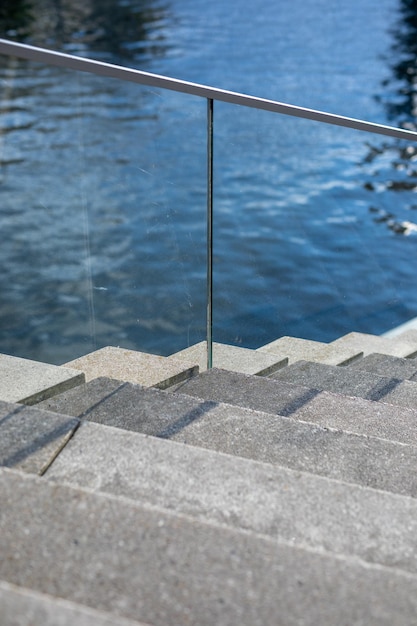 Photo vue d'angle élevé de la balustrade près de la piscine