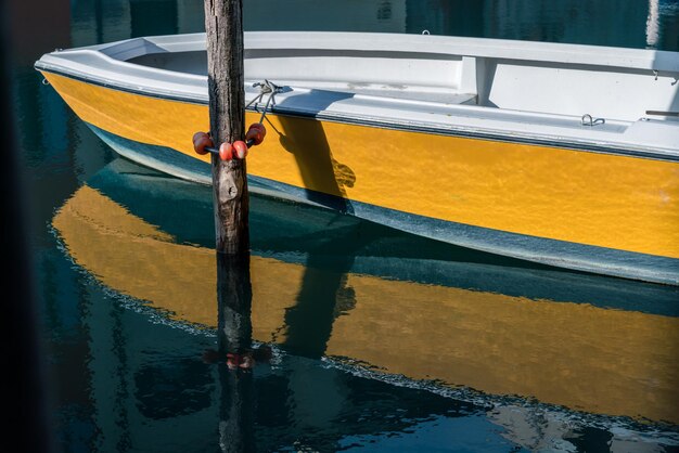 Vue d'angle élevé d'un bateau amarré dans le canal