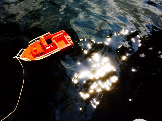 Photo vue d'angle élevé d'un bateau amarré dans l'eau