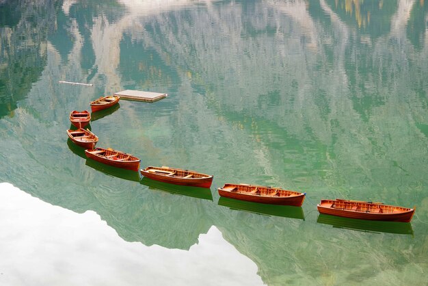 Photo vue d'angle élevé d'un bateau amarré dans le lac