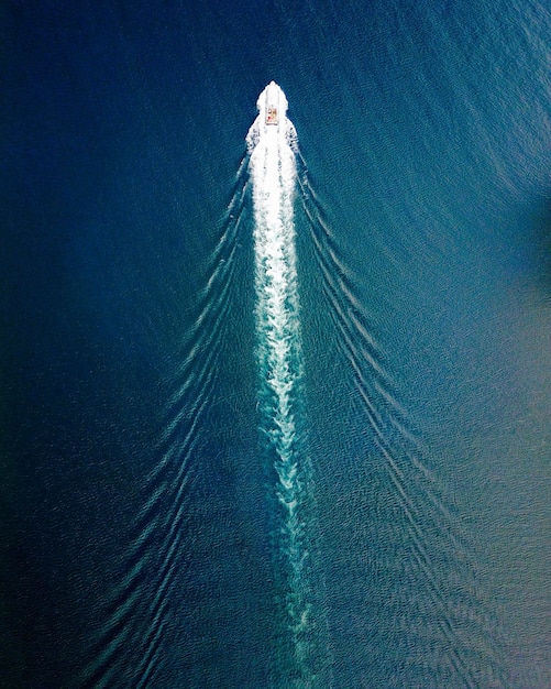 Vue d'angle élevé d'un bateau en mouvement en mer