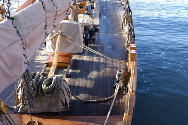 Photo vue d'angle élevé d'un bateau navigant en mer