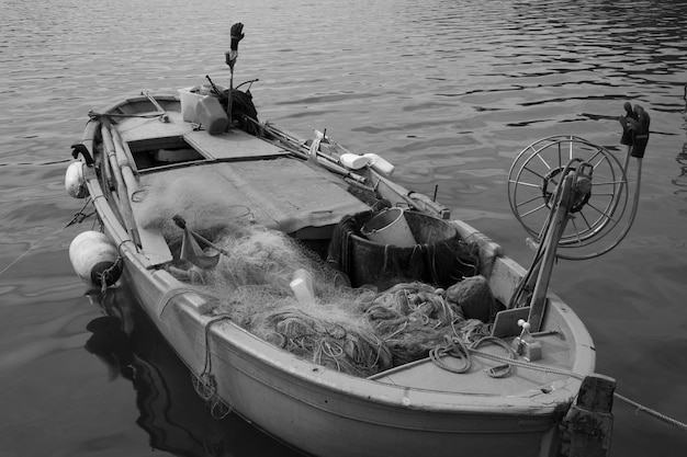 Photo vue d'angle élevé d'un bateau de pêche amarré dans le lac