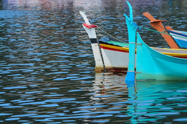 Photo vue d'angle élevé d'un bateau de pêche dans le lac