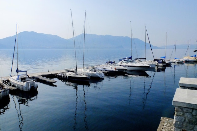Vue d'angle élevé des bateaux amarrés au port.