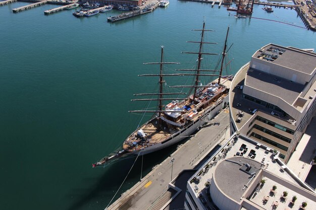 Photo vue d'angle élevé des bateaux amarrés au port