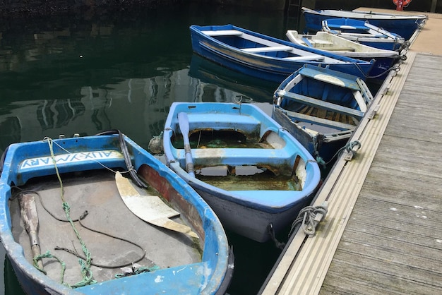 Vue d'angle élevé des bateaux amarrés en mer au port