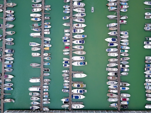 Vue d'angle élevé des bateaux amarrés en mer