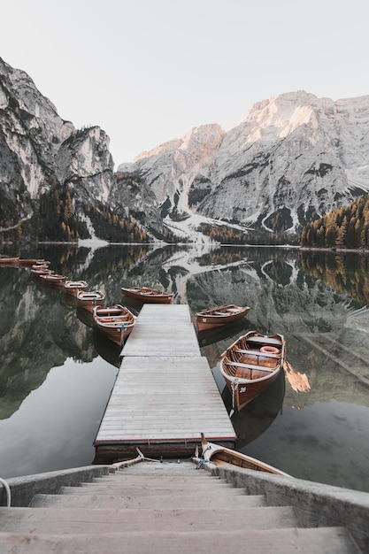Vue d'angle élevé des bateaux amarrés par le lac contre le ciel