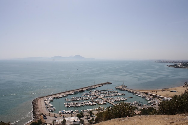 Vue d'angle élevé des bateaux amarrés par la mer contre le ciel