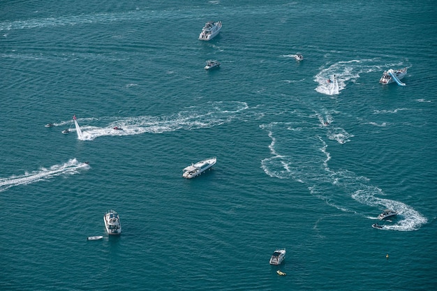 Vue d'angle élevé des bateaux en mer