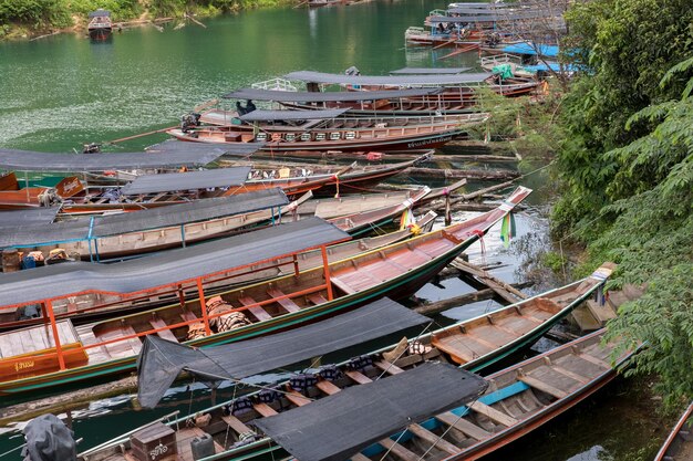 Vue d'angle élevé des bateaux à queue longue dans l'eau