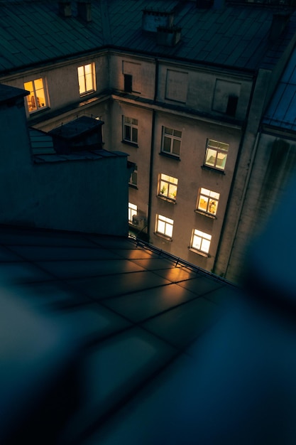 Vue d'angle élevé d'un bâtiment éclairé la nuit