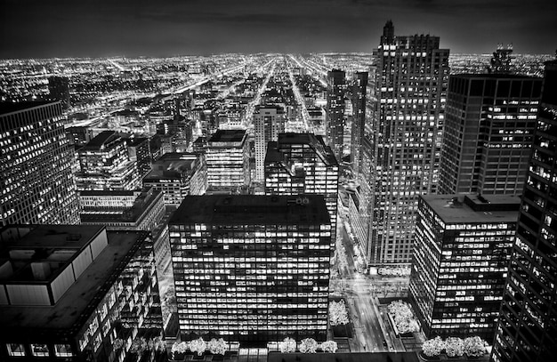 Vue d'angle élevé des bâtiments éclairés contre le ciel la nuit