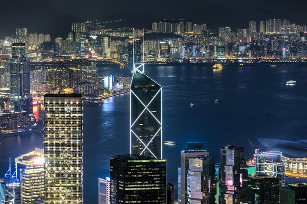 Vue d'angle élevé des bâtiments éclairés la nuit