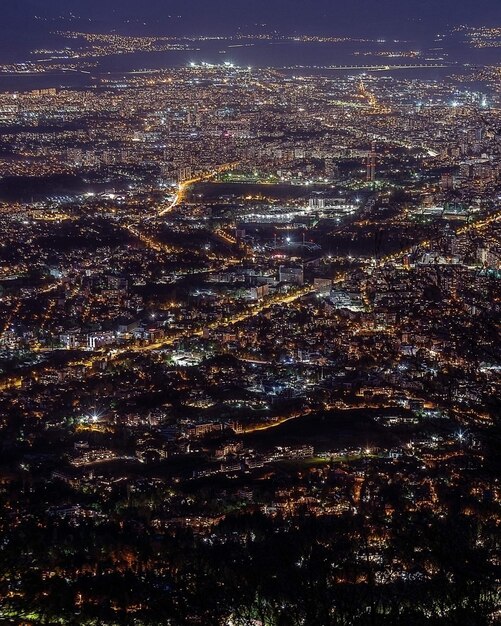 Vue d'angle élevé des bâtiments éclairés de la ville la nuit