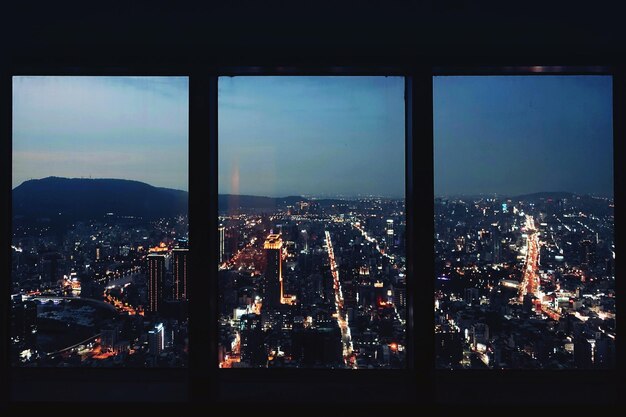 Photo vue d'angle élevé des bâtiments éclairés de la ville la nuit