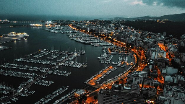 Photo vue d'angle élevé des bâtiments éclairés de la ville la nuit