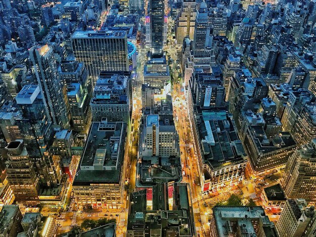 Vue d'angle élevé des bâtiments éclairés en ville