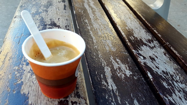 Vue d'angle élevé de la boisson sur la table
