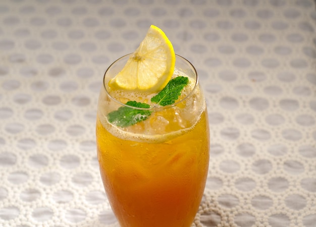 Vue d'angle élevé de la boisson sur la table