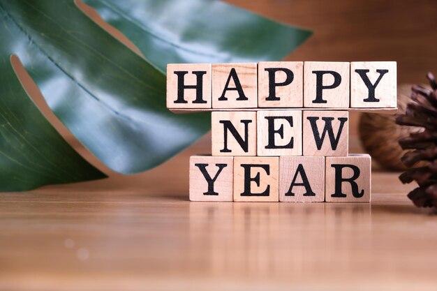 Vue d'angle élevé de la boîte de mots de bonne année sur la table