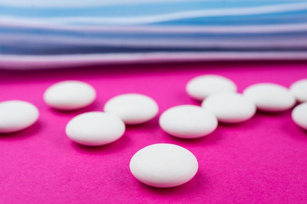 Vue d'angle élevé des boules multicolores sur la table