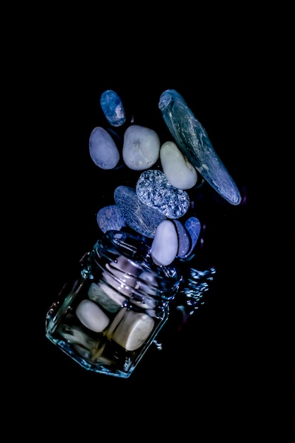 Photo vue d'angle élevé d'une bouteille de verre sur un fond noir