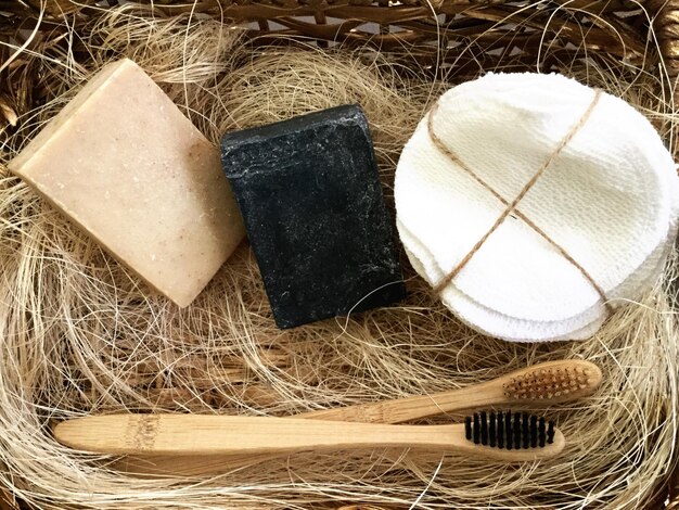 Vue d'angle élevé de la brosse et du savon dans le panier