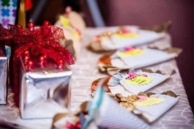 Photo vue d'angle élevé des cadeaux sur la table