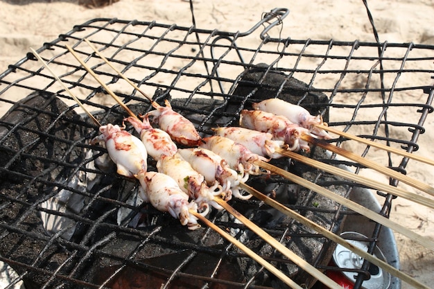 Vue d'angle élevé des calamars grillés au barbecue sur la plage