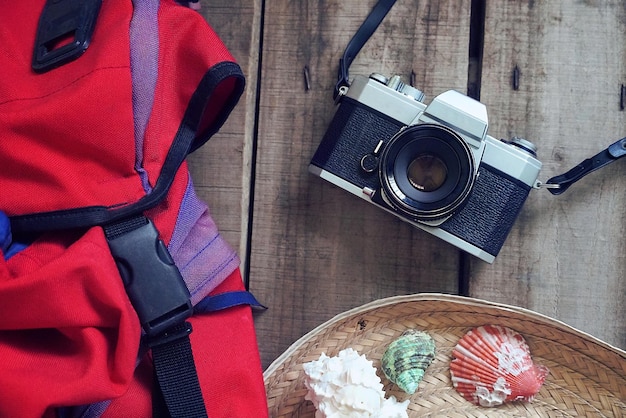 Photo vue d'angle élevé de la caméra avec le sac à dos sur la table