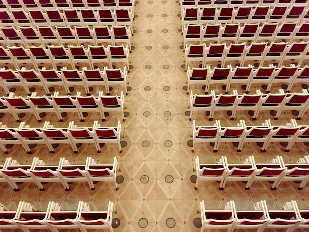 Vue d'angle élevé des chaises disposées