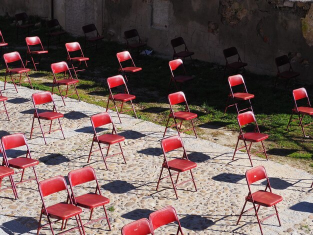 Photo vue d'angle élevé des chaises et de la table sur le terrain