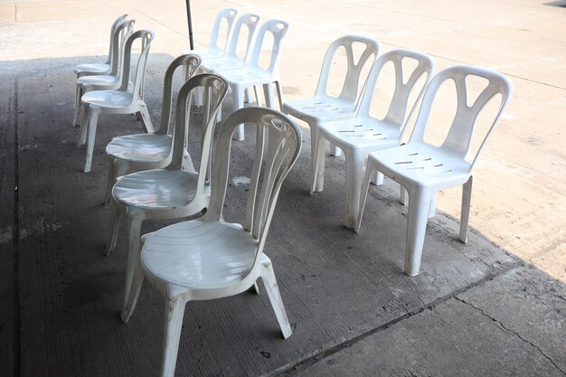 Photo vue d'angle élevé des chaises et des tables vides dans un restaurant