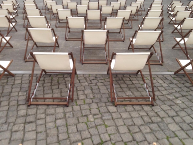 Photo vue d'angle élevé des chaises vides dans les rangées