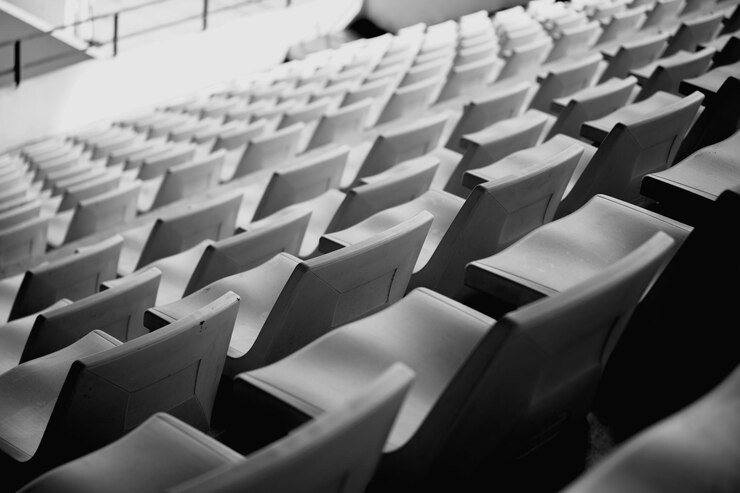 Photo vue d'angle élevé des chaises vides dans le stade