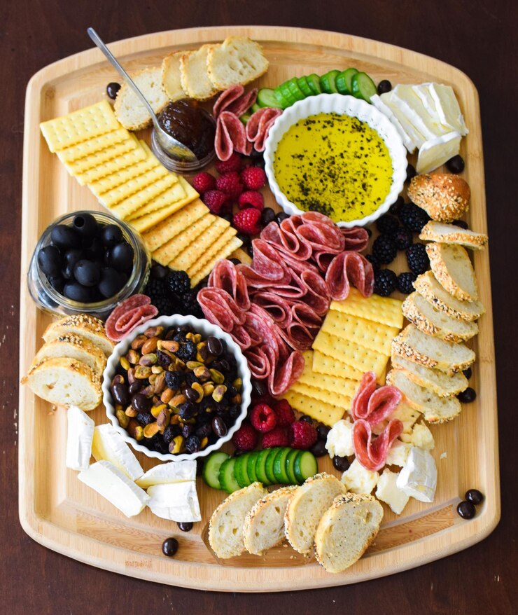 Photo vue d'angle élevé de la charcuterie servie sur la table