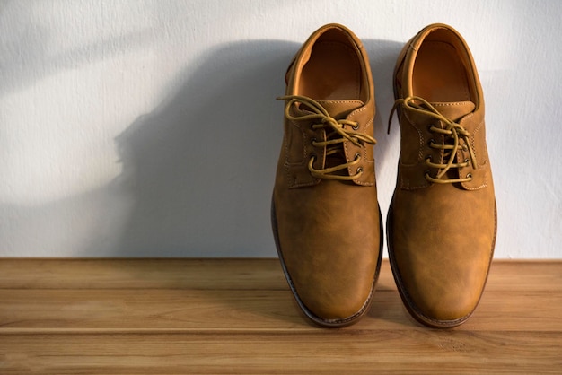 Vue d'angle élevé des chaussures sur le sol en bois dur