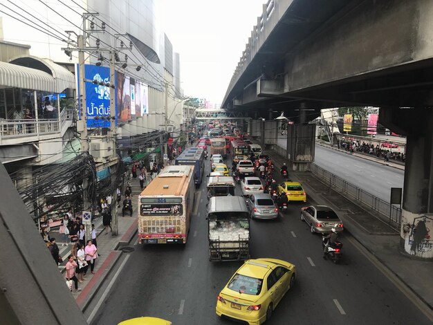 Vue d'angle élevé de la circulation sur la route en ville