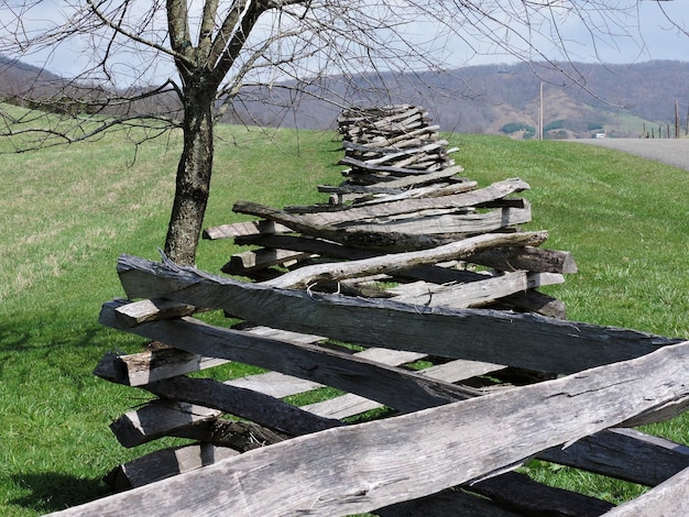 Vue d'angle élevé de la clôture en bois