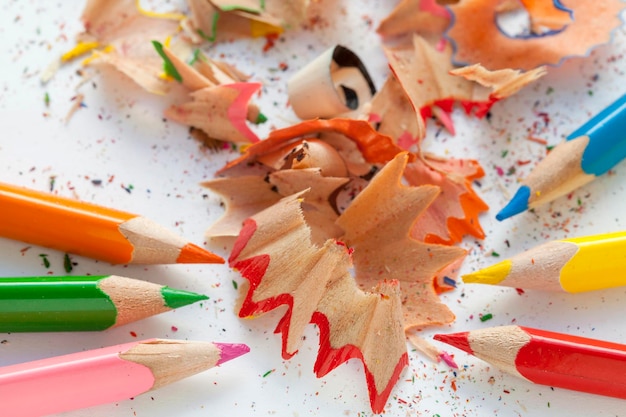 Photo vue d'angle élevé des crayons multicolores et des copeaux sur la table