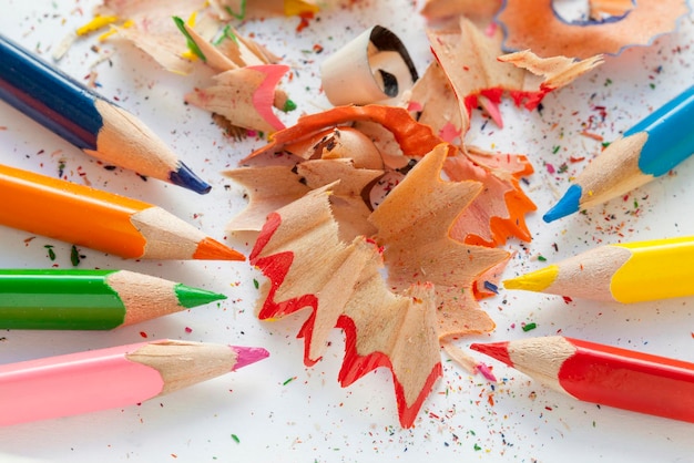 Photo vue d'angle élevé des crayons multicolores et des copeaux sur la table