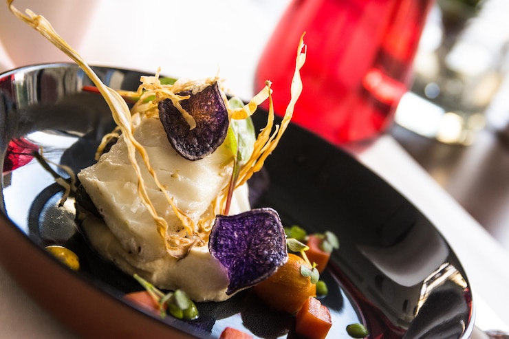 Photo vue d'angle élevé de la crème glacée dans l'assiette sur la table