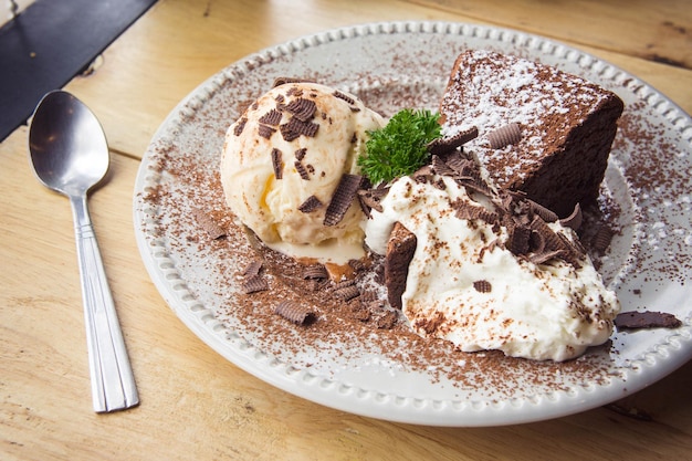 Vue d'angle élevé de la crème glacée dans l'assiette sur la table