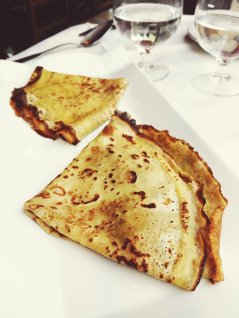 Vue d'angle élevé de la crêpe servie dans une assiette sur la table