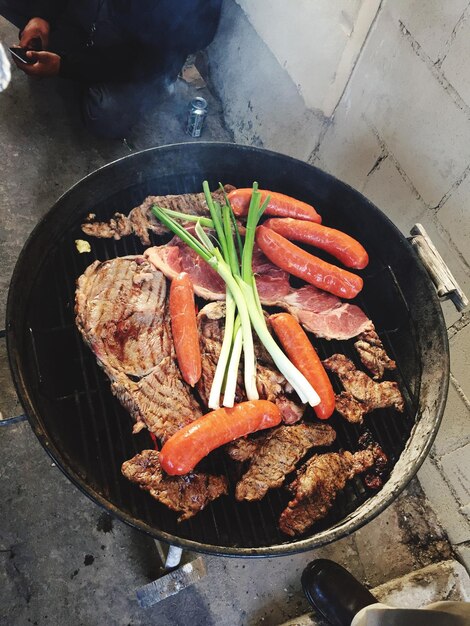 Photo vue d'angle élevé de la cuisson de la viande sur le barbecue