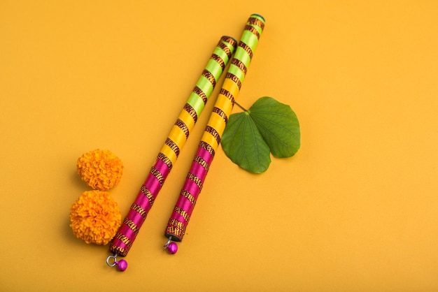 Vue d'angle élevé de dandiya avec marigold sur fond jaune