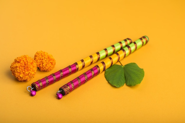 Vue d'angle élevé de dandiya avec marigold sur fond jaune